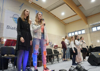 Białobrzegi: koncert finałowy projektu pn. „Tajniki Muzyki” w sali sportowej przy Publicznej Szkole Podstawowej im. KEN