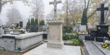 Radom: Odrestaurowano zabytkowe nagrobki radomskiej nekropolii