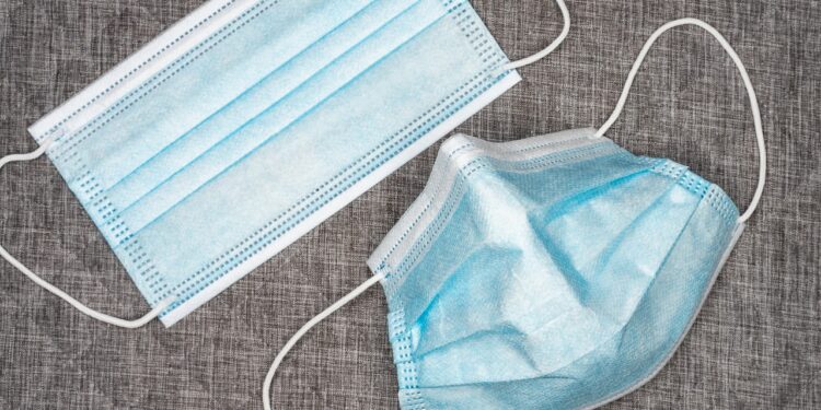 Pamiętaj! Od dziś musisz nosić maskę także w pracy!