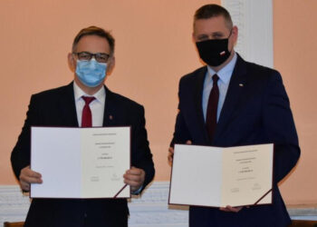 Starosta Lipski i Artur Standowicz - drugi wicewojewoda mazowiecki z podpisanymi umowami