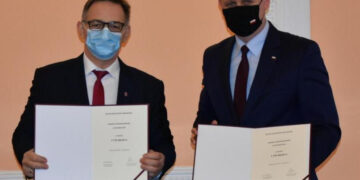 Starosta Lipski i Artur Standowicz - drugi wicewojewoda mazowiecki z podpisanymi umowami