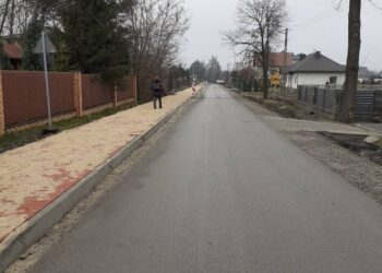 Powiat radomski: Chodnikiem i szosą