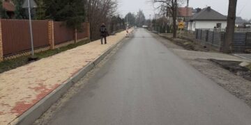 Powiat radomski: Chodnikiem i szosą