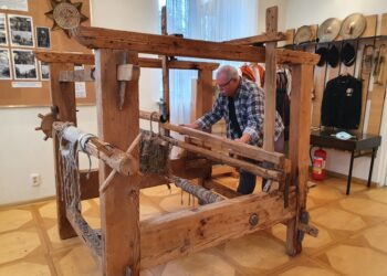 Pan Maciej Gronowski podczas składania warsztatu w muzeum