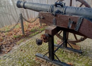 Z kraju: Zniszczyli armatę na zamku. Przyjechali z Radomia