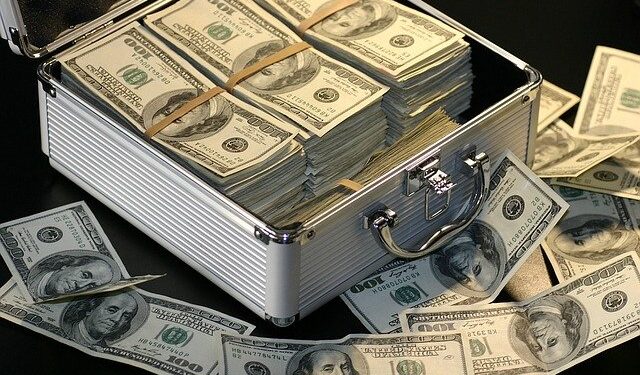 Radom: Księgowa miejskiej spółki zrobiła oszustom 25 przelewów na 1,9 mln zł