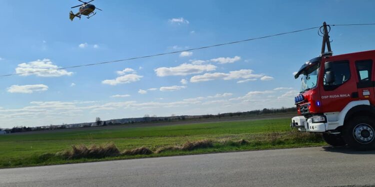 Powiat radomski: Dachowanie auta. Śmigłowiec zabrał ciężko rannego kierowcę /galeria/