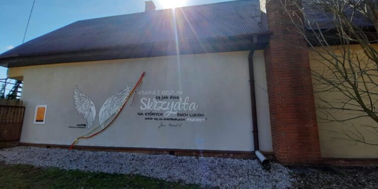 Szydłowiec: Skrzydlaty mural