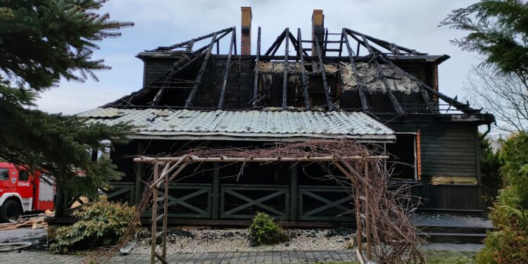 Powiat szydłowiecki: Groźny pożar plebanii w Majdowie (Galeria zdjęć)