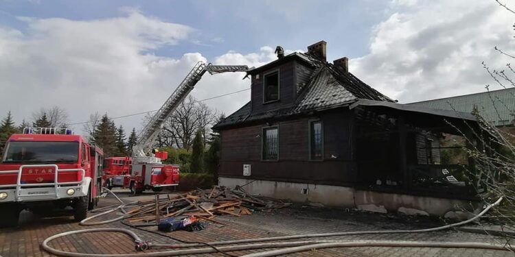 Powiat szydłowiecki: Groźny pożar plebanii w Majdowie (Galeria zdjęć)