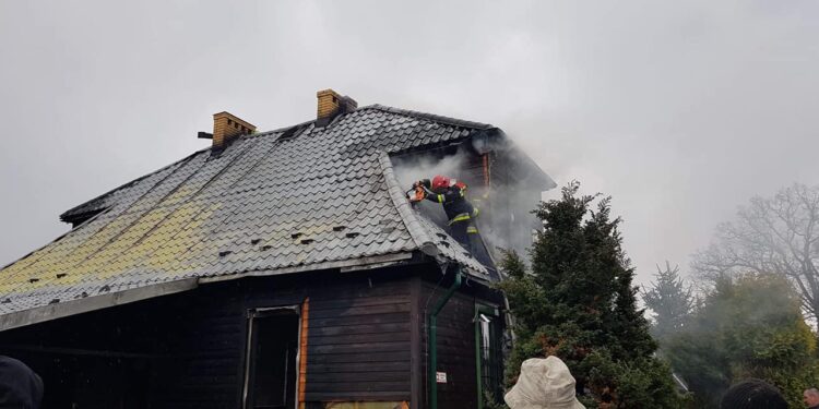 Powiat szydłowiecki: Groźny pożar plebanii w Majdowie (Galeria zdjęć)