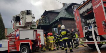 Powiat szydłowiecki: Groźny pożar plebanii w Majdowie (Galeria zdjęć)