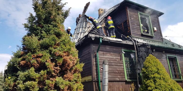 Powiat szydłowiecki: Groźny pożar plebanii w Majdowie (Galeria zdjęć)