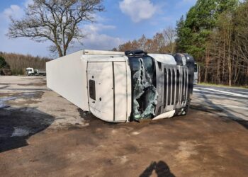 Powiat przysuski: Wyciek paliwa z przewróconego tira