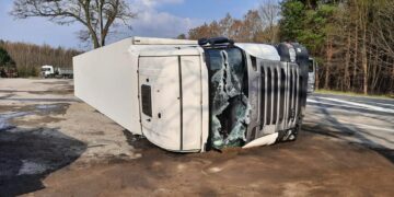 Powiat przysuski: Wyciek paliwa z przewróconego tira