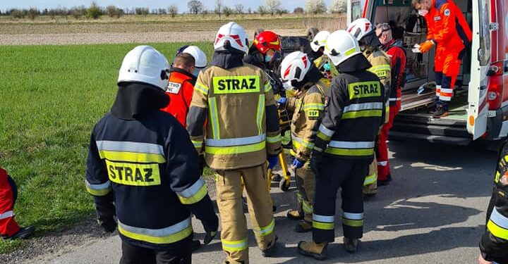 Powiat radomski: Dachowanie auta. Śmigłowiec zabrał ciężko rannego kierowcę /galeria/