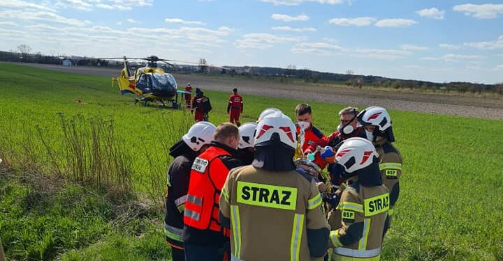 Powiat radomski: Dachowanie auta. Śmigłowiec zabrał ciężko rannego kierowcę /galeria/