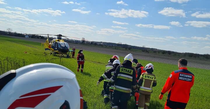 Powiat radomski: Dachowanie auta. Śmigłowiec zabrał ciężko rannego kierowcę /galeria/