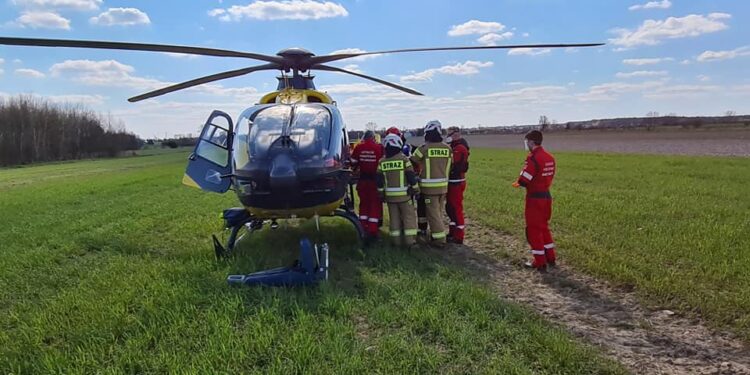 Powiat radomski: Dachowanie auta. Śmigłowiec zabrał ciężko rannego kierowcę /galeria/