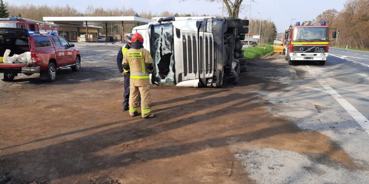 Powiat przysuski: Wyciek paliwa z przewróconego tira