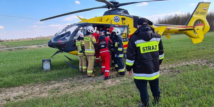 Powiat radomski: Dachowanie auta. Śmigłowiec zabrał ciężko rannego kierowcę /galeria/