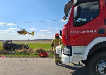 Powiat radomski: Dachowanie auta. Śmigłowiec zabrał ciężko rannego kierowcę /galeria/