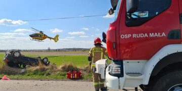 Powiat radomski: Dachowanie auta. Śmigłowiec zabrał ciężko rannego kierowcę /galeria/