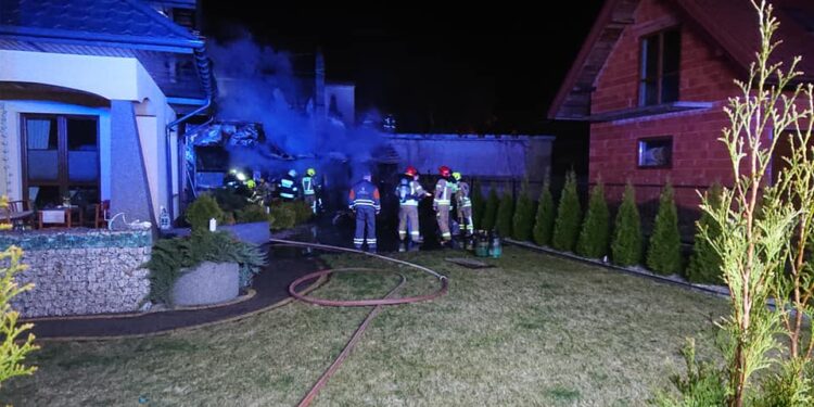 Powiat radomski: Nocny pożar domu w Jedlni-Letnisku – Zdjęcia!