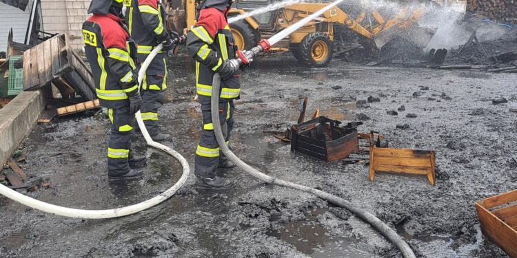 Powiat grójecki: Groźny pożar w gospodarstwie sadowniczym. Zobacz galerię!