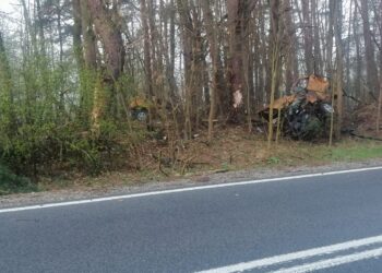 Powiat białobrzeski: Poranny wypadek – auto pękło na pół! (zobacz zdjęcia)