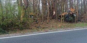 Powiat białobrzeski: Poranny wypadek – auto pękło na pół! (zobacz zdjęcia)