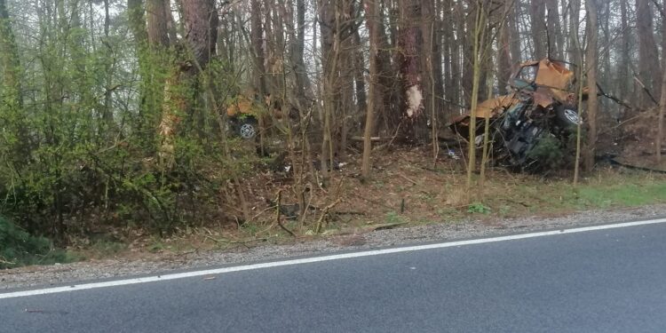 Powiat białobrzeski: Poranny wypadek – auto pękło na pół! (zobacz zdjęcia)