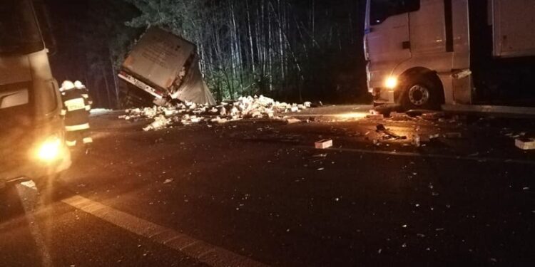 Powiat grójecki: Nocny wypadek z udziałem dwóch tirów [GALERIA]