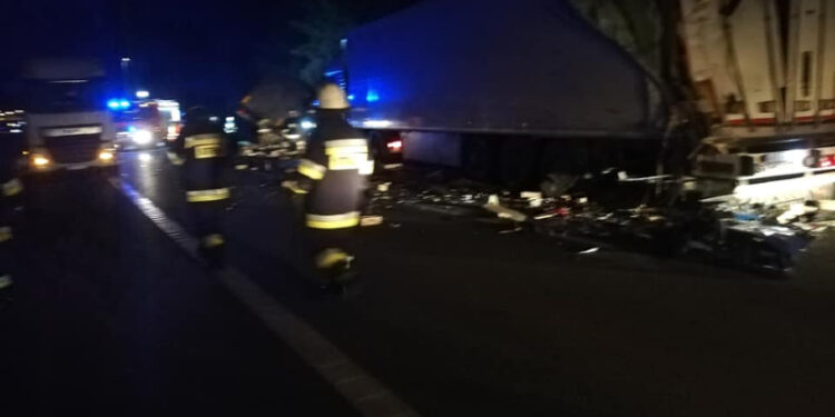 Powiat grójecki: Nocny wypadek z udziałem dwóch tirów [GALERIA]