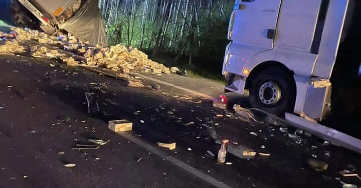 Powiat grójecki: Nocny wypadek z udziałem dwóch tirów [GALERIA]