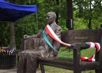 Radom: Nowa ławeczka – pomnik w parku