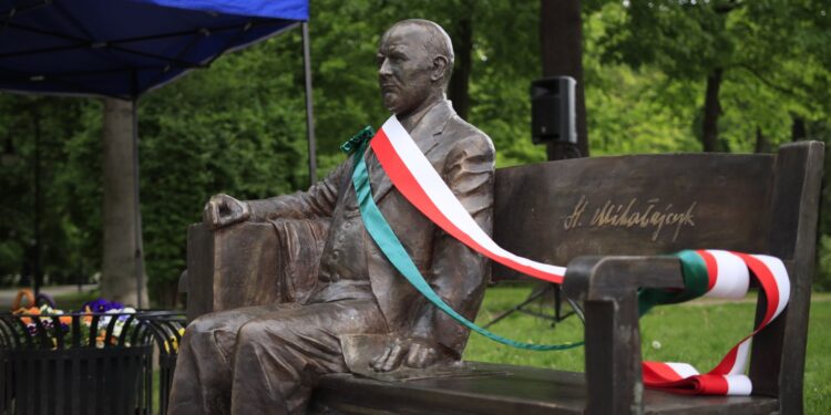 Radom: Nowa ławeczka – pomnik w parku