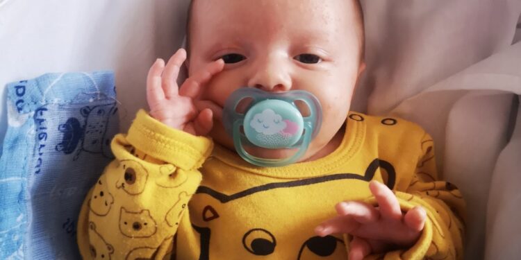 Radom: Trwa zbiórka dla małej Marianny. Jej mamę zabrał Covid.