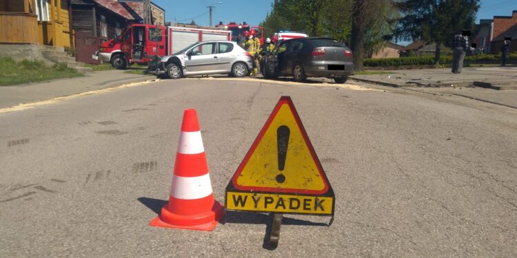 Powiat białobrzeski: Groźne zderzenie aut w Przybyszewie! [Galeria]