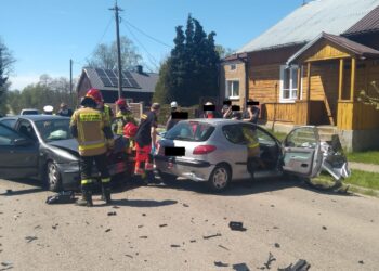 Powiat białobrzeski: Groźne zderzenie aut w Przybyszewie! [Galeria]