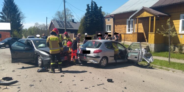 Powiat białobrzeski: Groźne zderzenie aut w Przybyszewie! [Galeria]