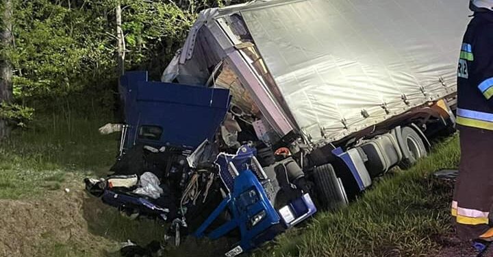 Powiat grójecki: Nocny wypadek z udziałem dwóch tirów [GALERIA]