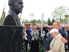 Powiat grójecki: Popiersie sadownika