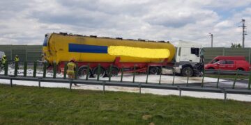 Powiat grójecki: Cysterna w poprzek trasy / Zdjęcia