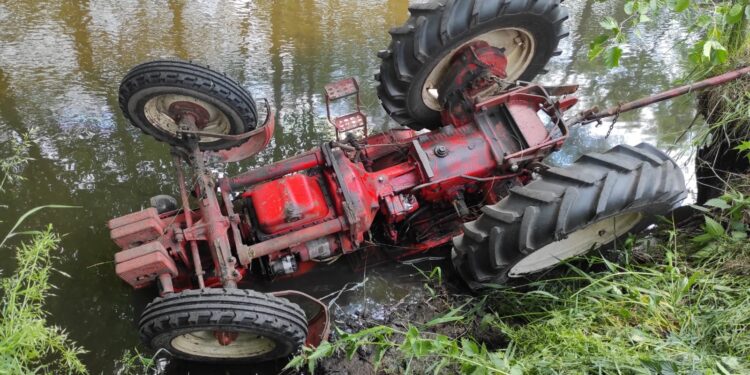 Powiat lipski: Traktor z naczepą w Iłżance!