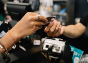 Z kraju: 5518 zamiast 55,18 zł! Z kont w weekend znikały pieniądze!