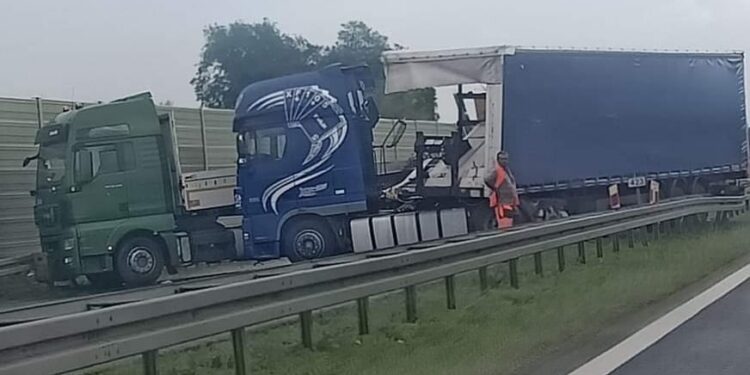 Radomskie: Zderzenie tirów przed Grójcem!