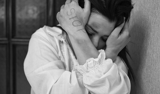 Radomskie: Uciekła z piątką dzieci od męża – alkoholika