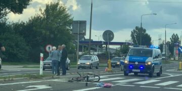 Powiat radomski: Zderzenie aut z potrąceniem rowerzystki na pasach