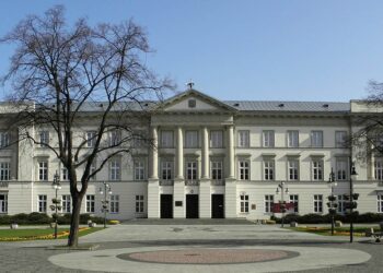 Powiat radomski: Szkolnictwo i medycyna